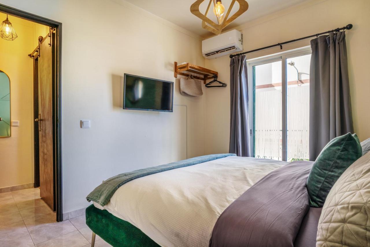 Arty Vintage Townhouse With Rooftop Shower & Sun Loungers Olhão Exterior photo